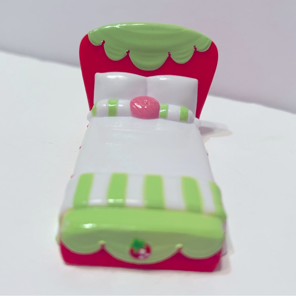 Strawberry Shortcake Doll Bed By Hasbro - Picture 2 of 10